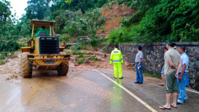 Longsor Pesisir Selatan Mengakibatkan Akses Jalan Nasional Lumpuh