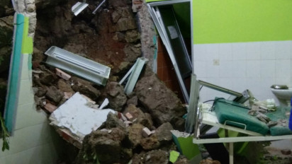 Parah! Coran Bangunan Malah Berisi Bambu, Tembok Puskesmas Jebol Akibat Tembok Penahan Tanah Longsor