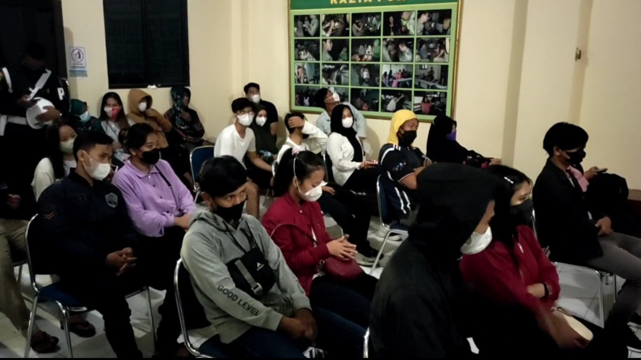 Razia Penyakit Masyarakat, Satpol PP Cirebon Amankan Belasan Pasangan Bukan Suami Istri Saat Asik Mesum di Kamar Hotel
            - galeri foto