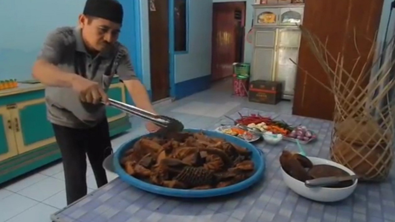 Nikmatnya Momoh, Baceman Daging Jeroan Sapi Khas Kendal
            - galeri foto