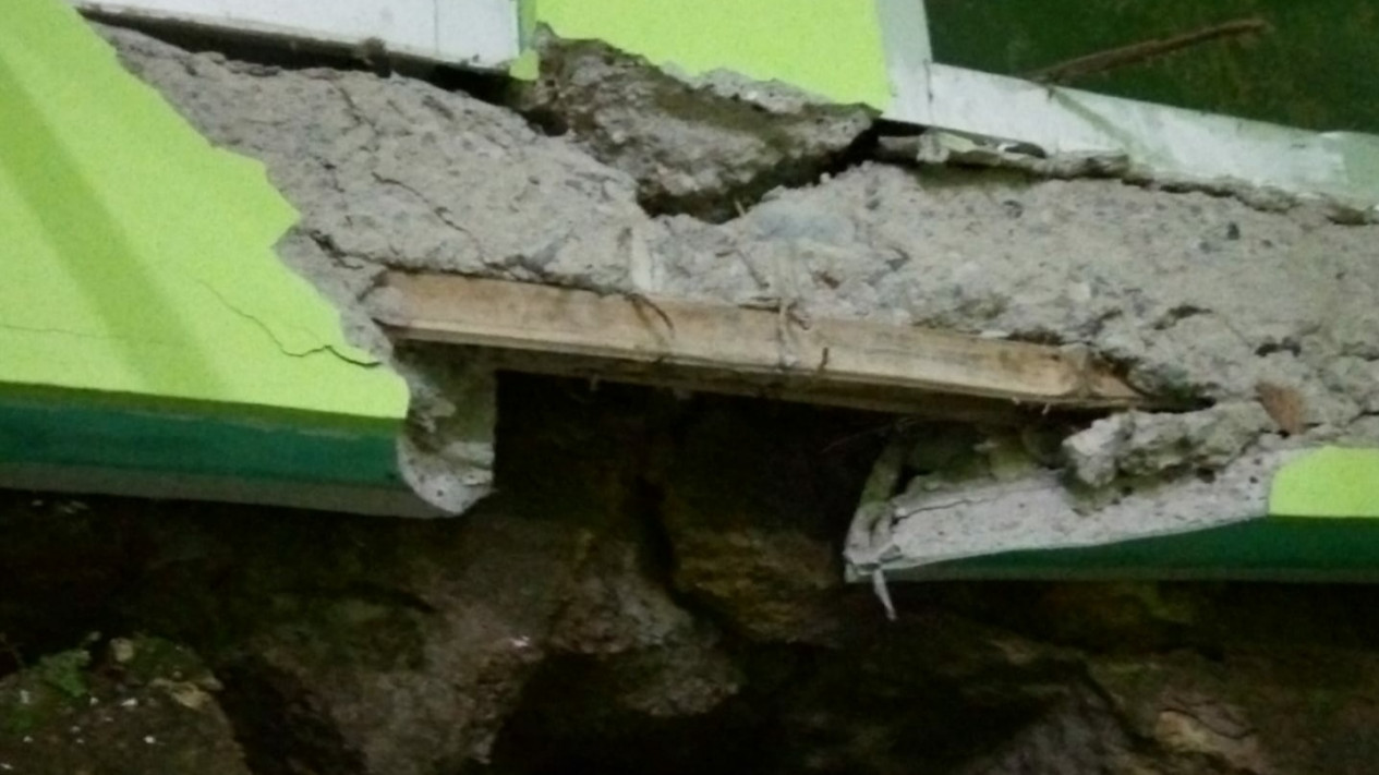 Puskesmas Roboh Lantaran Coran Besi Diganti Bambu. Pemda Garut: Parah, Inspektorat Harus Periksa Ini
            - galeri foto