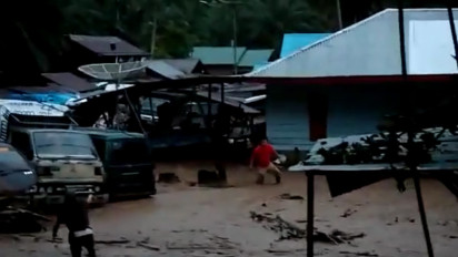 Banjir Bandang Melanda Tapanuli Selatan, Sejumlah Rumah Belasan Mobil Terjebak