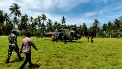 Gunakan Heli Super Puma TNI-AU Plt Gubernur Sulsel Serahkan Bantuan Korban Gempa Rp 8 Miliarr