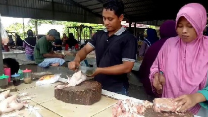 Harga Ayam Potong dan Minyak Goreng di Lampung Meroket. Ini Penyebabnya