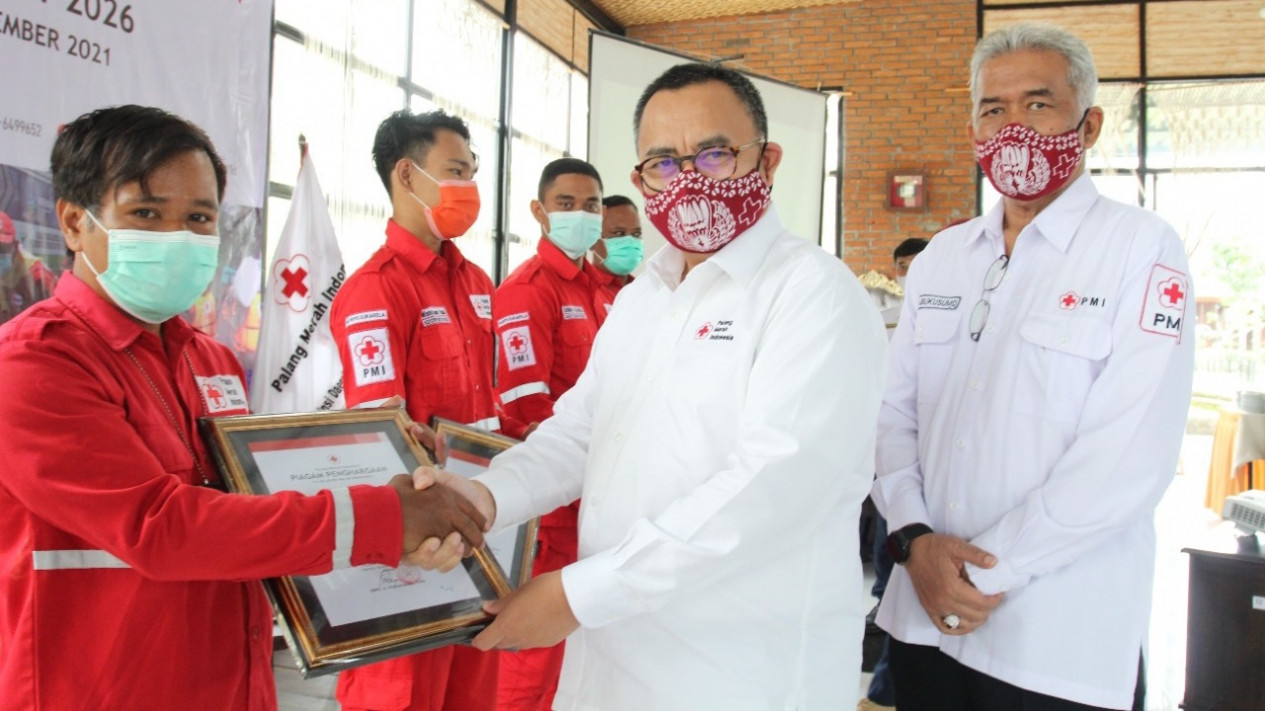 Sepuluh Relawan PMI yang Bertugas di Semeru Terima Penghargaan 
            - galeri foto