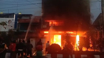 Ruko Terbakar Tewaskan 1 Bocah, Picu Kepanikan Ratusan Warga