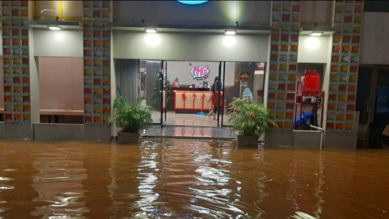 Sudin SDA Menambah Mobil Pompa Untuk Atasi Banjir di Kemang Raya
            - galeri foto
