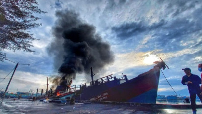 Diduga Korseleting Listrik, Kapal Motor Antar Pulau Hangus Terbakar