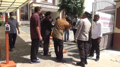 Perketat Prokes Jelang Natal, Kapolresta Tinjau Beberapa Gereja Di Kota Probolinggo 