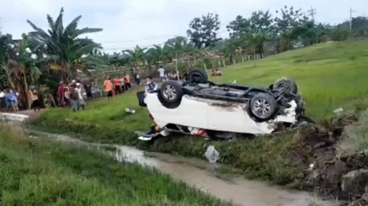 Diduga Sopir Mengantuk, Minibus Terbalik ke Area Persawahan di Ruas Tol Ngawi Dua Orang Luka
            - galeri foto