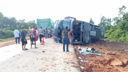 Bus Terguling di Jalan Trans Kalimantan, 2 Orang Meninggal di Tempat, 13 Luka Luka  