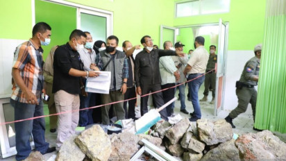 Wabup Garut Cek Lokasi Puskesmas yang Roboh Karena Beton Menggunakan Kayu