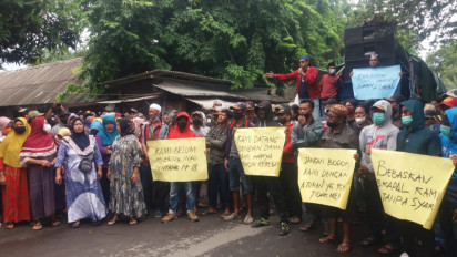 Ratusan Warga Probolinggo Datangi Kantor Syahbandar Pelabuhan Kalbut, Tuntut Bebaskan 50 Nelayan yang Ditangkap