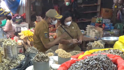 Pantau Harga Sembako Jelang Nataru, Petugas Gabungan Sita Makanan dan Minuman Kedaluwarsa