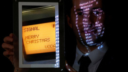 Wadidaw! SMS Ucapan "Merry Christmas" Pertama di Dunia Terjual Rp1,6 Miliar