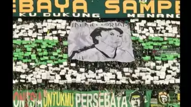 Bonek Membentangkan Spanduk Bergambar Almarhum Eri Irianto di Stadion GBT Surabaya, Rabu (3/4/2019)