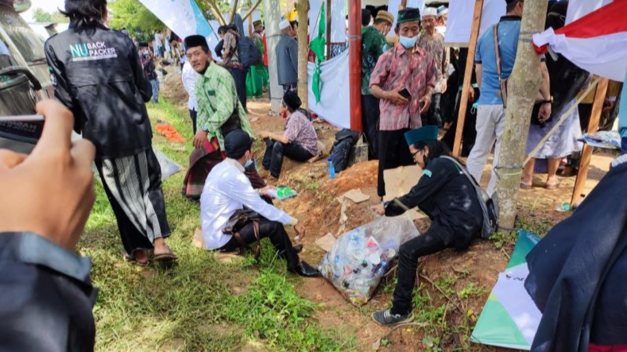 Komunitas NU "backpacker" Bersihkan Sampah Usai Muktamar
            - galeri foto
