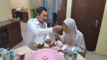 Peringati Hari Ibu, Pak Yes Minta Karyawannya Sungkem ke Ibu