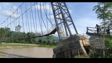 Jembatan Gantung Ambruk Akibat Diterjang Banjir, Ekonomi Warga Lumpuh