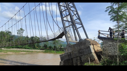 Jembatan Gantung Ambruk Akibat Diterjang Banjir, Ekonomi Warga Lumpuh
