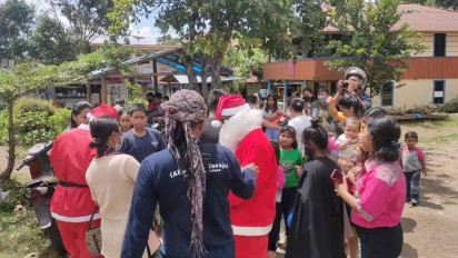 Wadidaw, Ada Santa Claus Keliling Pelosok Toraja Bagikan Hadiah Natal