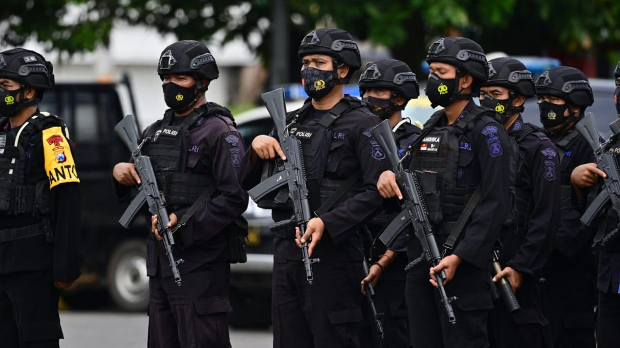 Jelang Nataru, Sniper Dikerahkan Amankan Pelabuhan Ketapang Banyuwangi
            - galeri foto