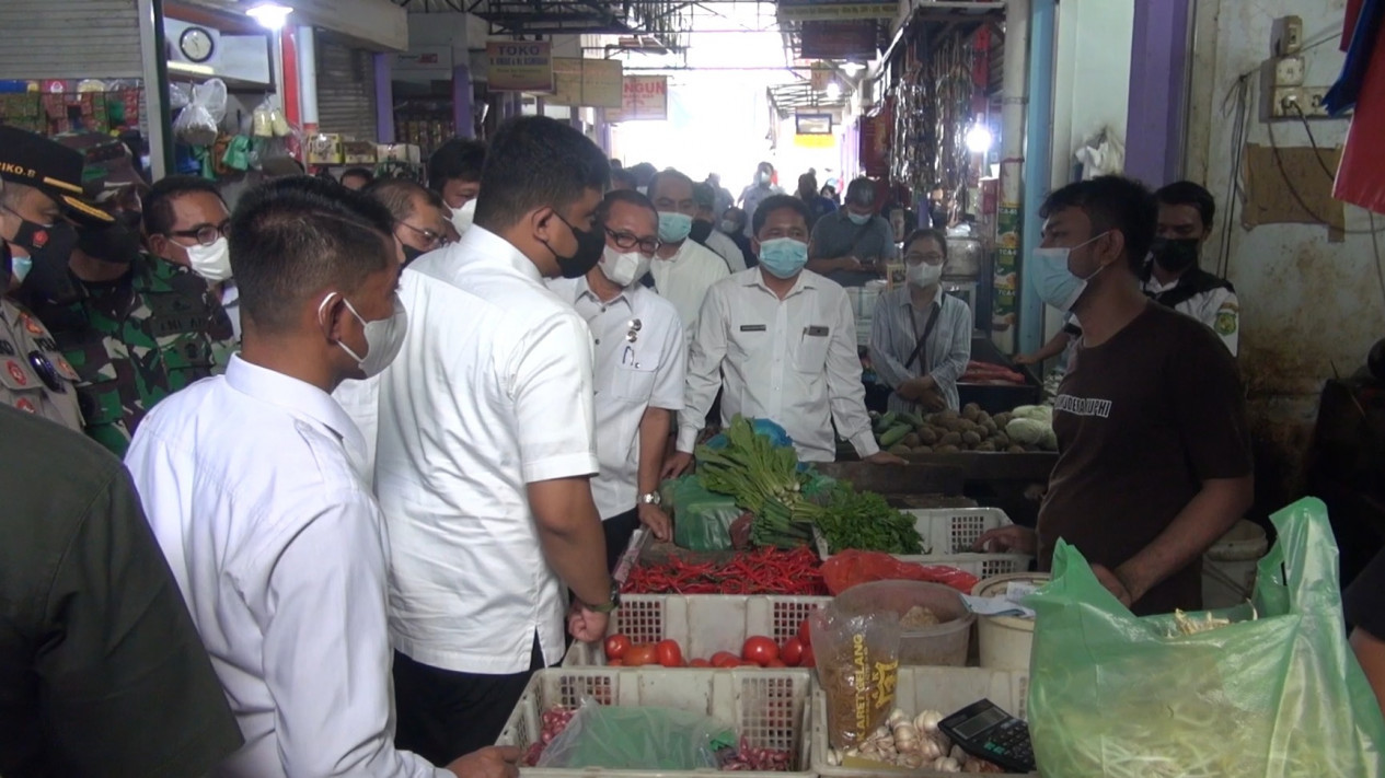 Sidak Pasar Jelang Nataru, Wali Kota Medan Temukan Naiknya Harga Cabai
            - galeri foto
