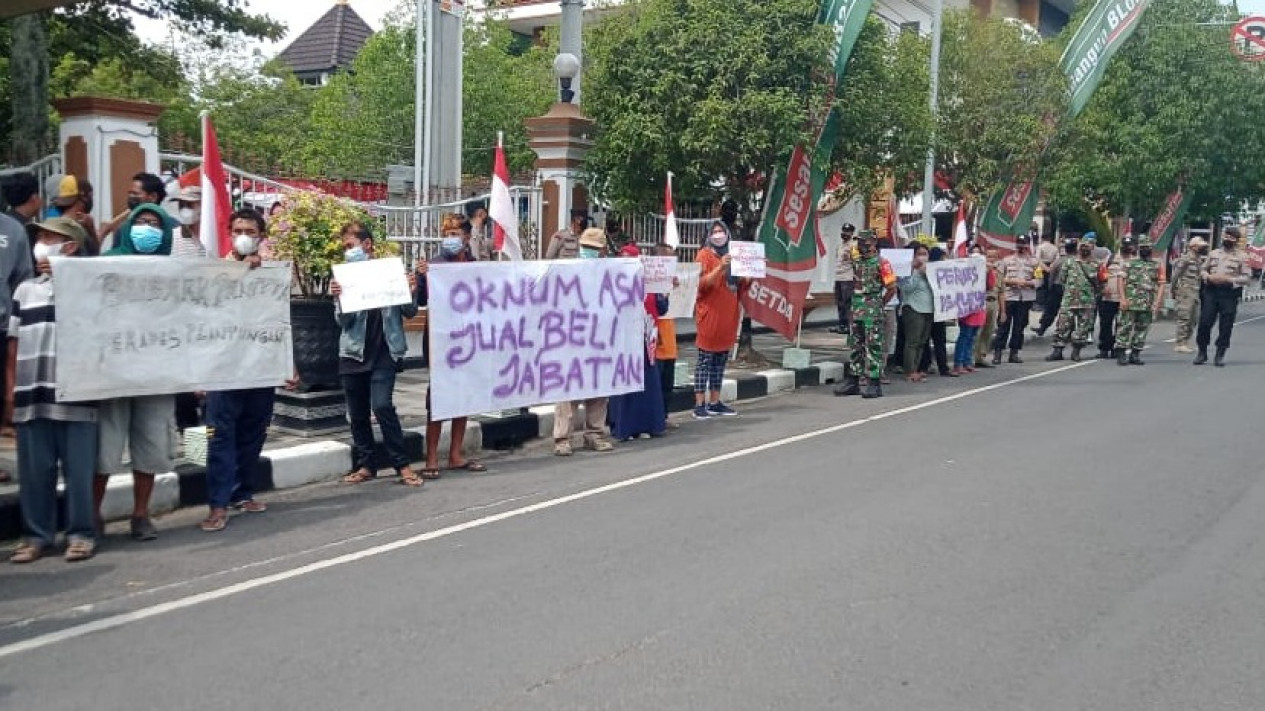 Diduga Tak Transparan, Warga Plantungan Blora Tuntut Seleksi Perangkat Desa Dibatalkan
            - galeri foto