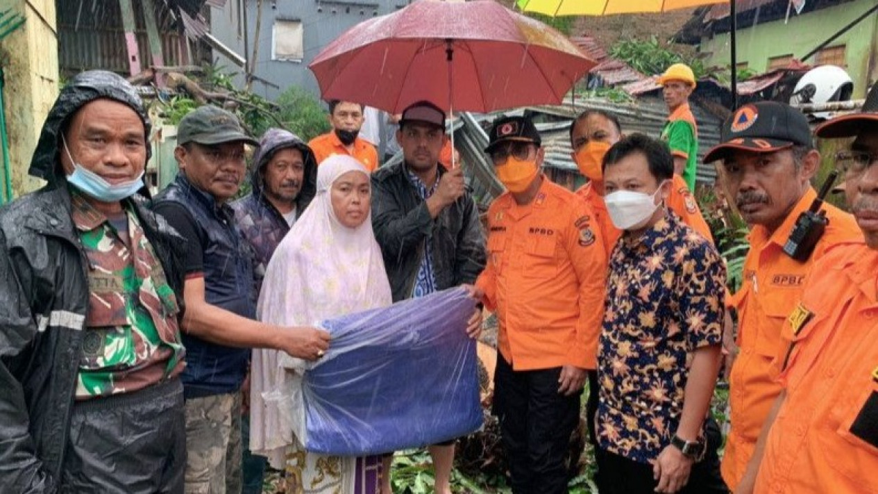 Hujan dan Angin Kencang Terjang Makassar, BPBD: 261 Rumah Terdampak
            - galeri foto