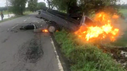 Lima Orang Tewas & 4 Terluka Saat Mobil Pick-up Tabrak Pohon dan Terbakar