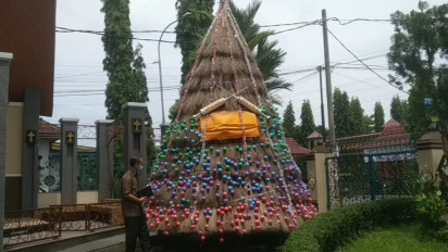 Ada Pohon Natal Sapu Lidi dan Bermasker di Gereja Katedral Purwokerto