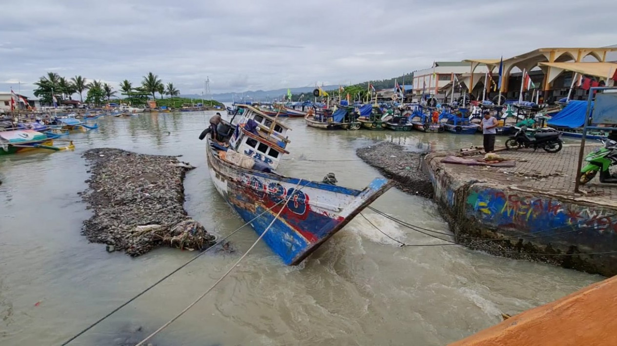 Dermaga Perikanan Palabuhanratu Rusak setelah Diterjang Banjir, Perahu Nelayan Terdampar
            - galeri foto
