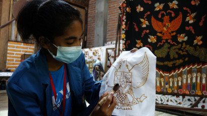 Mahasiswa Berbagai Daerah di Kudus Membatik Kebhinekaan Nusantara Jelang Perayaan Natal