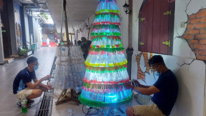 Pohon Natal Berbahan Plastik Bekas Karya Warga Binaan Lapas IIB Salatiga