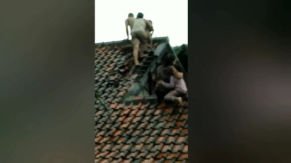 Banjir Bandang Terjang Jatinangor Sumedang, Warga Selamatkan Diri Naik ke Atap Rumah