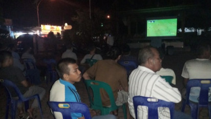 Warga Meulaboh Aceh Barat Nobar Leg Kedua Semifinal Piala AFF Sambil Menunggu Divaksinasi