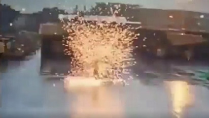 Viral Video Seorang Satpam Tersambar Petir Saat Berjalan di Bawah Hujan