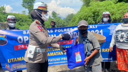 Natal dan Operasi Lilin Candi, Polisi Bagi Sembako ke Penambang Pasir