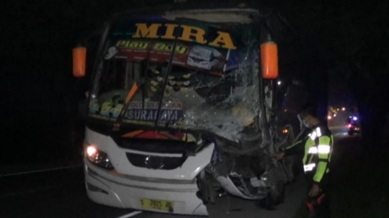 Sopir Ugal-ugalan, Bus Mira Tabrakan dengan Minibus di Jalan Raya Ngawi
            - galeri foto