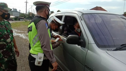 Cegah Penyebaran Covid-19, Kendaraan Pendatang dari Luar Jawa Tengah Dipasangi Stiker
