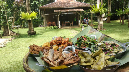 Iseng Benahi Pekarangan Belakang Rumah, Malah Jadi Warung Favorit Bersantai
