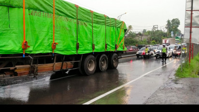 Tak Kuat Menanjak, Sebuah Truk Besar Sebabkan Kemacetan di Jalan Semarang - Solo