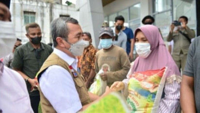 Pemprov Riau Salurkan 12 Ton Beras untuk Korban Banjir