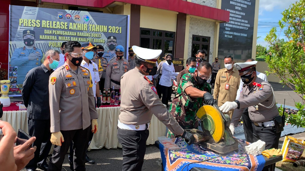 Polres Probolinggo Musnahkan Barang Bukti Kejahatan Tahun 2021
            - galeri foto
