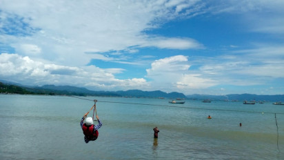 Tes Adrenalin, Yuk Coba Flying Fox di Pantai Cilembang