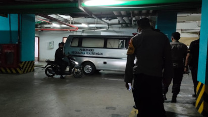 Petugas Berupaya Evakuasi Pasien Omicron yang Berada di Green Bay Condominium Pluit