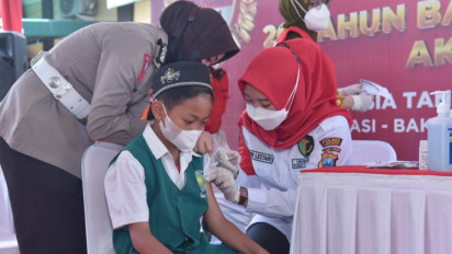 Tangis dan Tawa Warnai Vaksin Anak di Lamongan