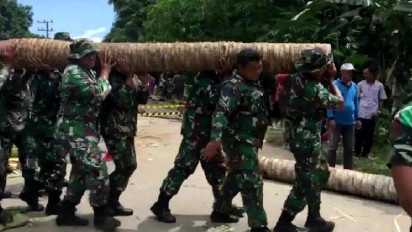 Marinir dan Warga Bangun Jembatan Sementara Way Gebang yang Ambrol