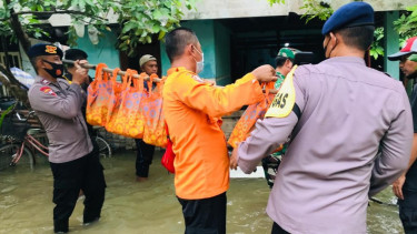 Penyaluran Bantuan Bagi Warga Terdampak Banjir di Bojonegoro Dilakukan "Door to Door"