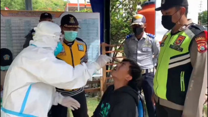 Razia Prokes Penumpang Kapal dan Pedagang di Kawasan Pelabuhan Poto Tano Sumbawa Barat Jelang Tahun Baru